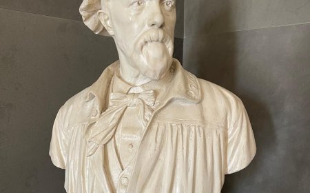 Onofrio Buccini, l’artista che ha scolpito la statua di Luigi Vanvitelli a Caserta