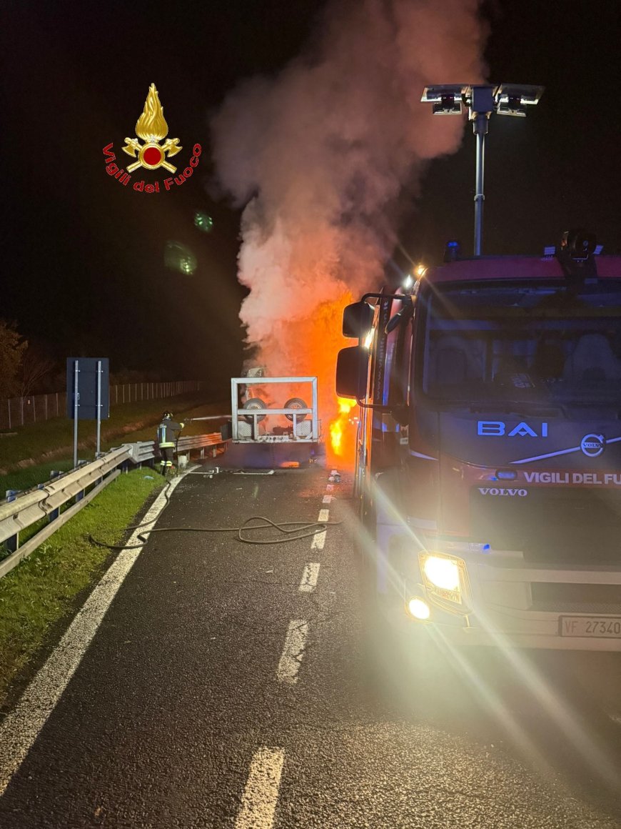 Incendio su un autoarticolato sull’A1 in direzione Roma: nessun ferito