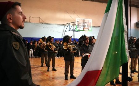 Brigata Garibaldi e studenti insieme per l’alzabandiera