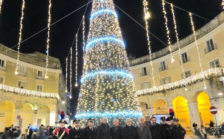 Caserta: accensione dell'albero