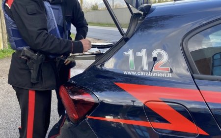 Soldi falsi e botti illegali: arrestato 61enne a Barra