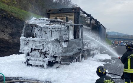 Incendio su A1 tra Capua e Caianello, traffico in tilt