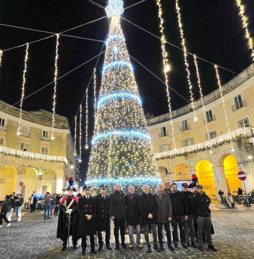 Caserta: accensione dell'albero