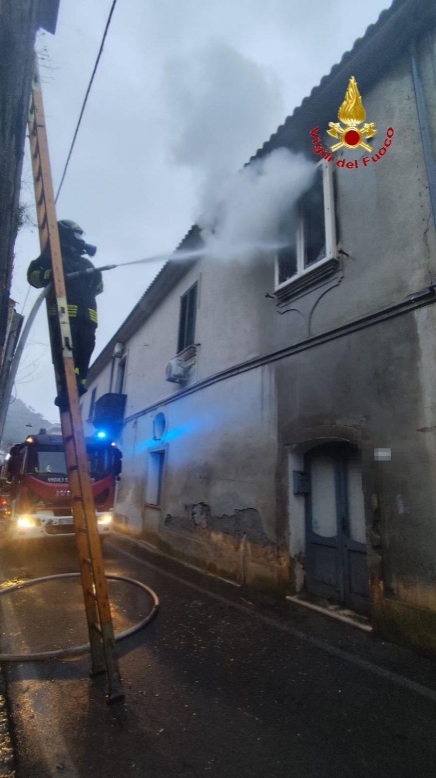 Arienzo: Vigili spengono incendio in un appartamento