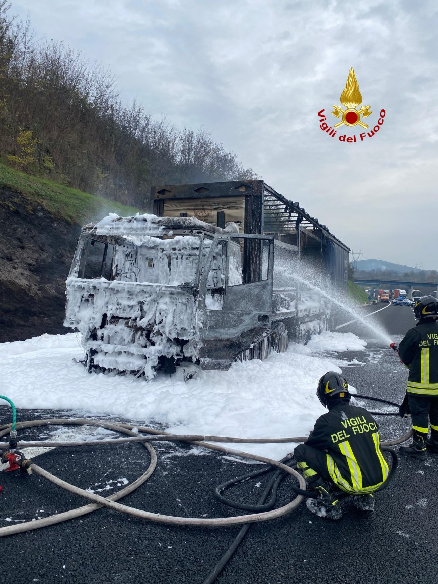 Incendio su A1 tra Capua e Caianello, traffico in tilt