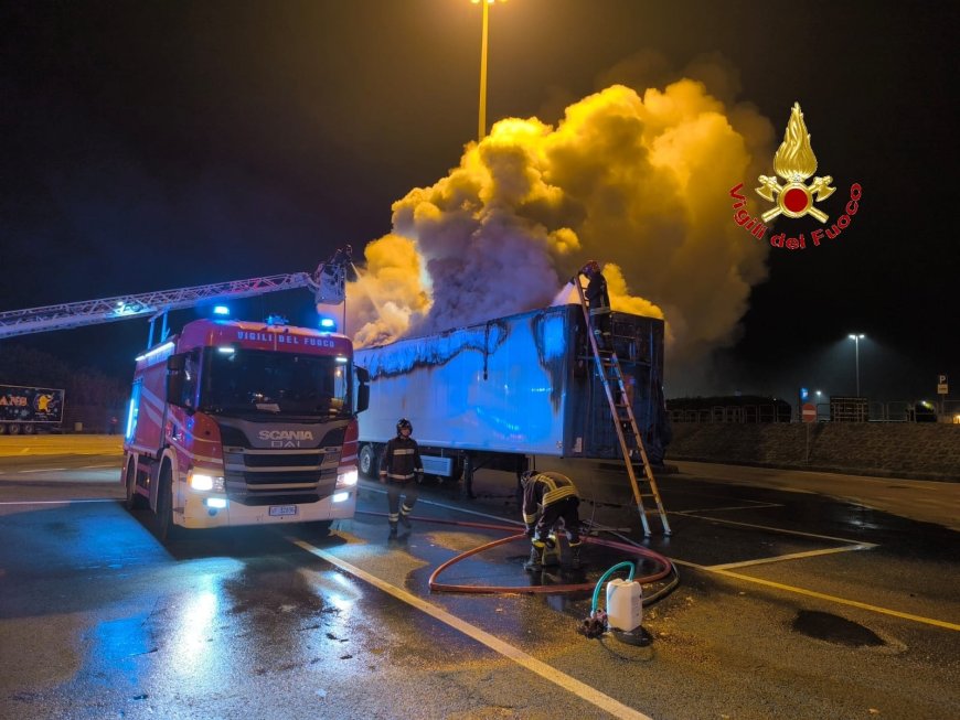 Teano: incendio in area di servizio in autostrada