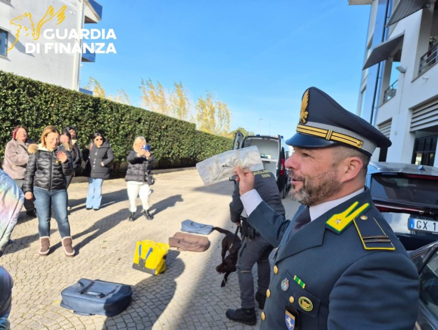 Aversa: bimbi di "Mondo blu onlus" finanzieri per un giormo