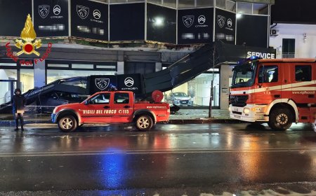 Casapulla: crolla grande insegna pubblicitaria, nessun ferito