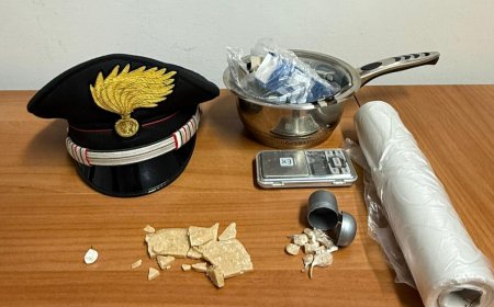 Nasconde la droga nella borsa della figlia, arrestato