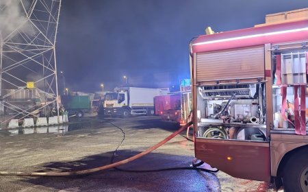 Vasto incendio in deposito auto ad Orta di Atella