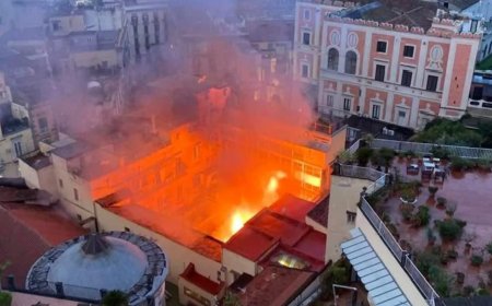 Incendio divampa e distrugge il teatro Sannazaro