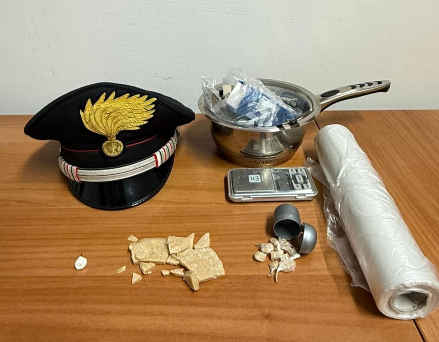 Nasconde la droga nella borsa della figlia, arrestato