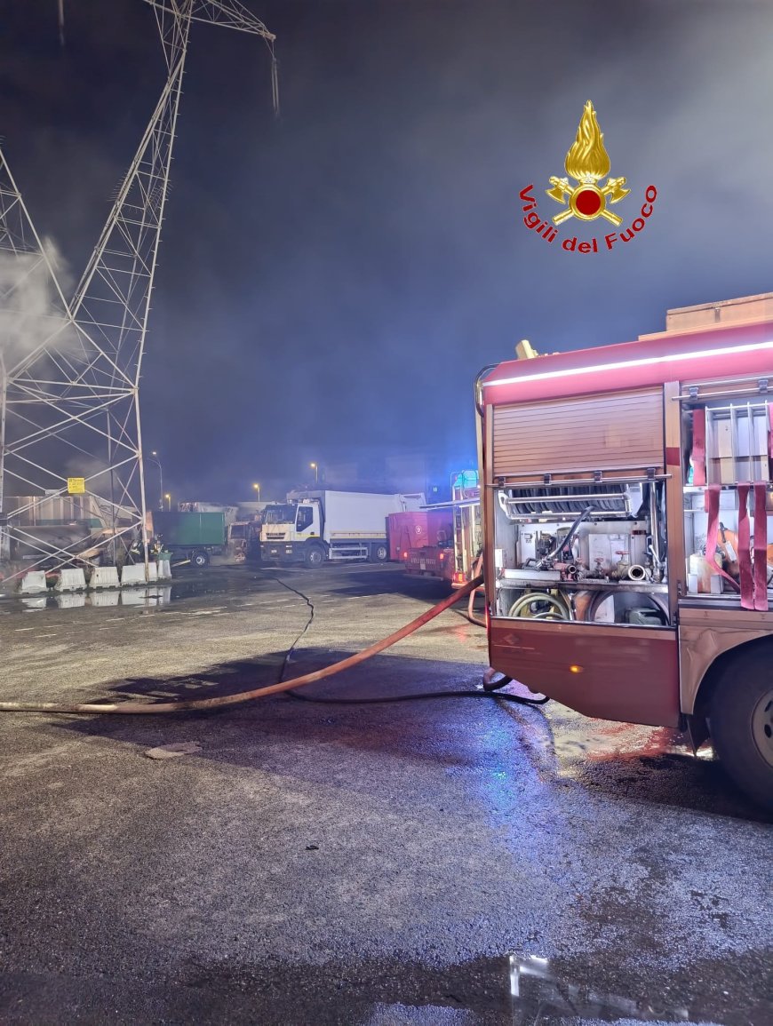 Vasto incendio in deposito auto ad Orta di Atella
