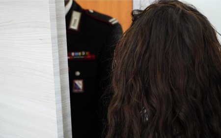 Minaccia compagna e brucia vestiti del figlio: arrestato